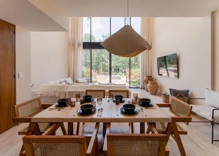 Mistiq - Modern 3br Oasis In With Pool & Chic Design