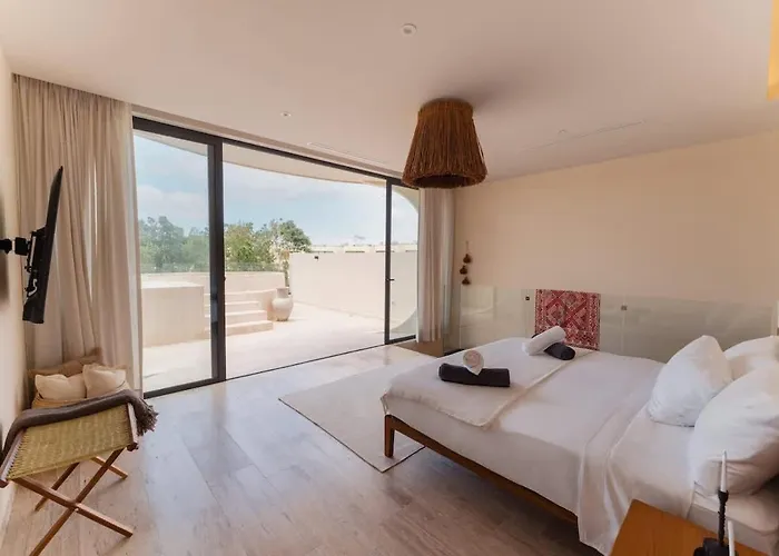Mistiq - Modern 3br Oasis In With Pool & Chic Design